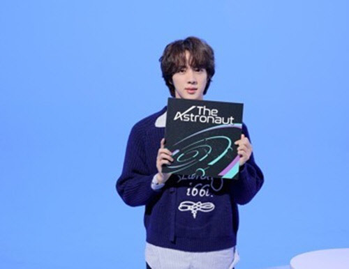 그룹 방탄소년단(BTS) 진이 지난달 28일 소속사 빅히트뮤직을 통해 첫 솔로 싱글 '디 애스트로넛'(The Astronaut) 소개 영상을 공개했다.<빅히트 뮤직 제공>